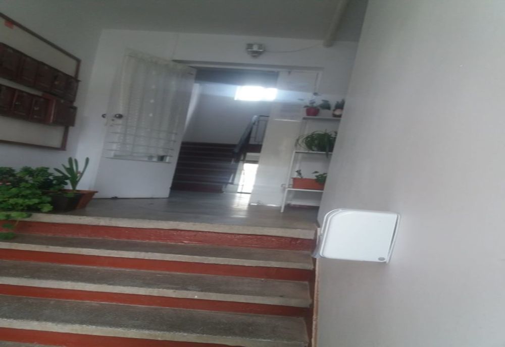 S-a reluat instalarea dispozitivelor pentru gel dezinfectant în scările blocurilor din Sibiu