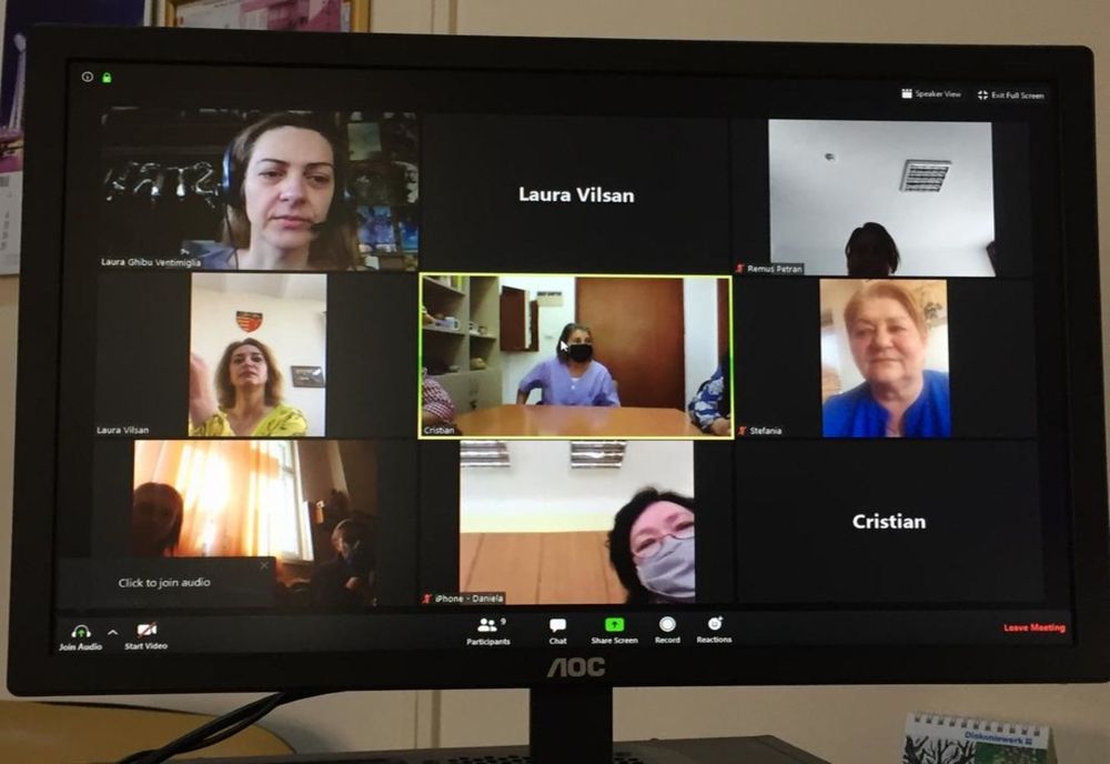 Angajații centrelor DGASPC Sibiu fac cursuri gratuite cu un medic sibian stabilit în Suedia