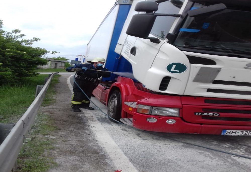 Un TIR a luat foc pe DN14, la Agârbiciu