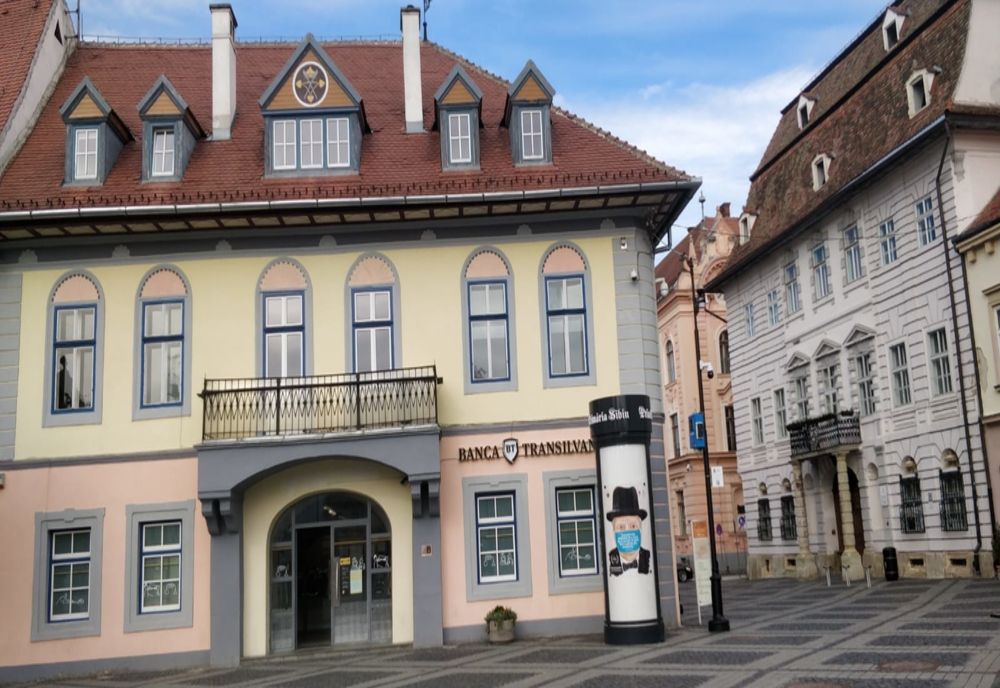 Summitul Înțelepților, la Sibiu. Bob Marley, Kennedy și Einstein poartă măști de protecție