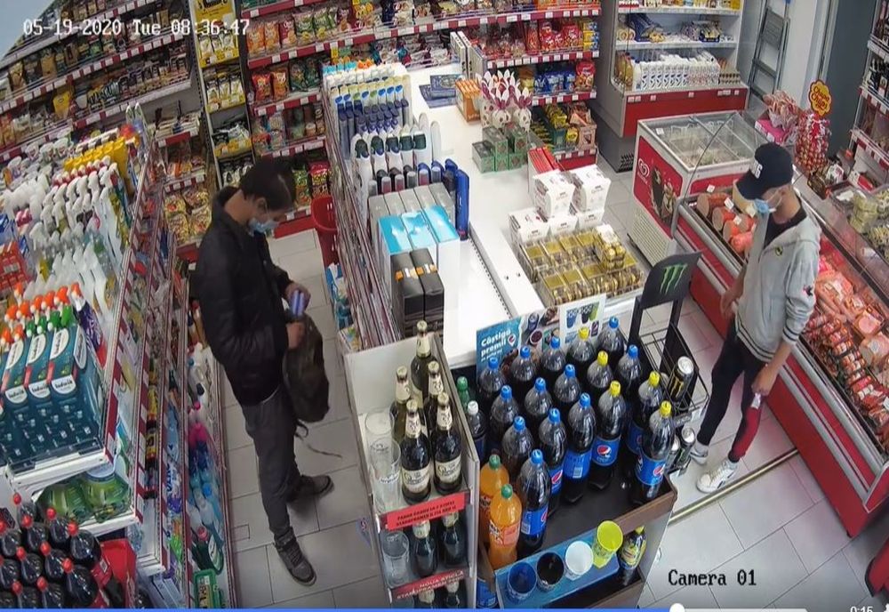 Cu măștile pe față, doi tineri au furat produse cosmetice dintr-un magazin din Cartierul Arhitecților. I-ați văzut?