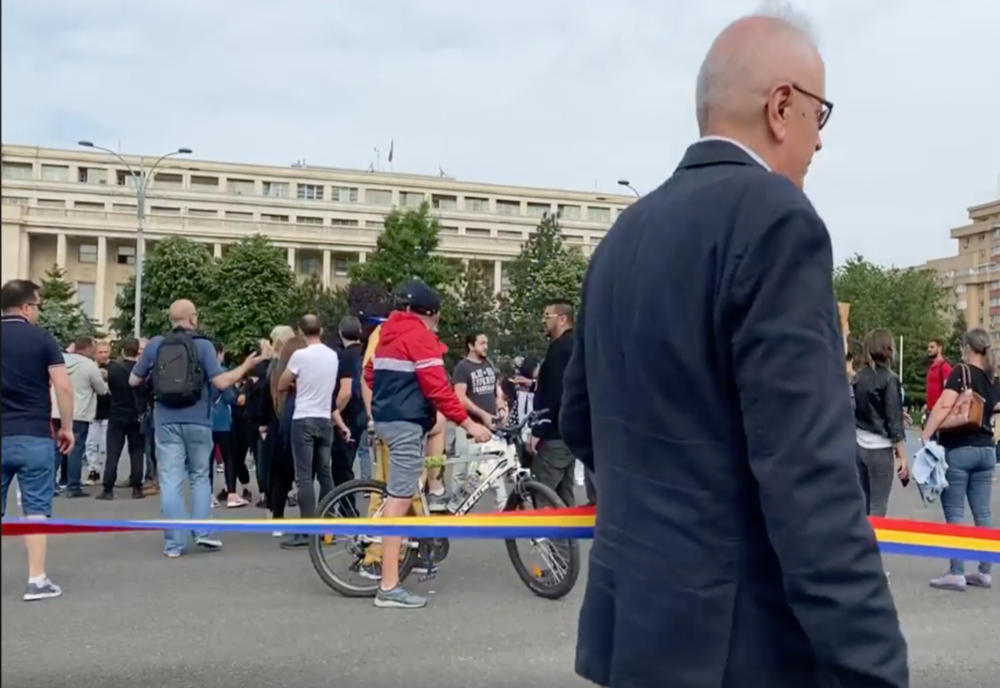VIDEO Protest în Piața Victoriei, zeci de oameni contestă măsurile din starea de alertă