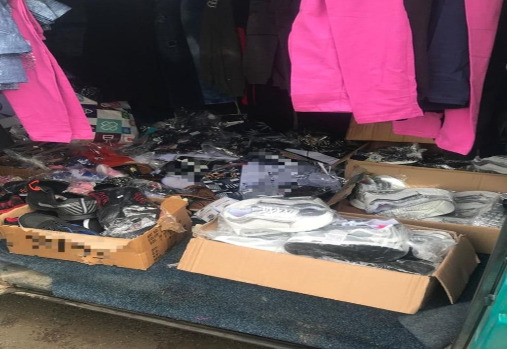 Femeie din Veștem, amendată cu 1.500 de lei pentru comerț ambulant ilegal. Aproximativ 200 de articole vestimentare, confiscate