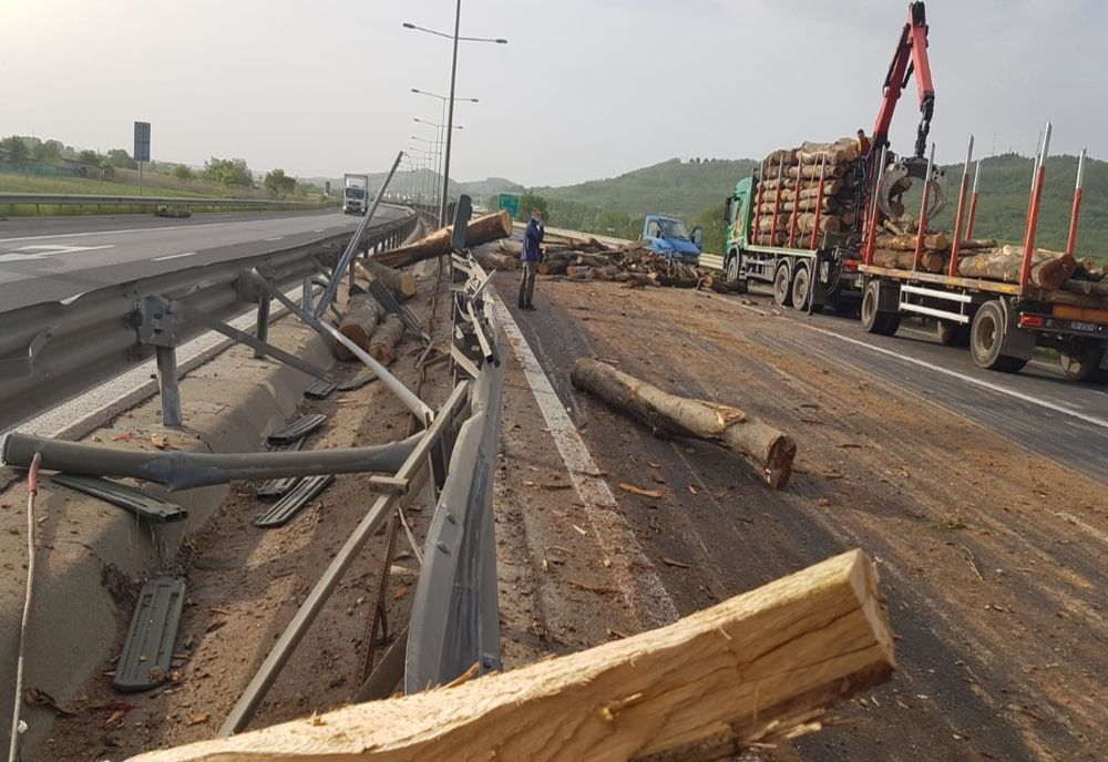 VIDEO | Circulație îngreunată pe A1, centura Sibiului. Lemne căzute pe carosabil, dintr-un autocamion