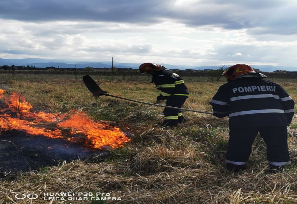 Incendii de vegetație uscată în apropierea A1 și pe Dealul Dăii 