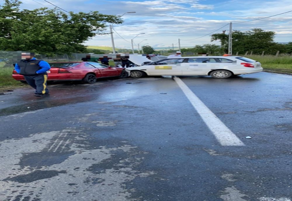 Un șofer a intrat într-o mașină de școală, pe drumul dintre Mediaș și Dârlos