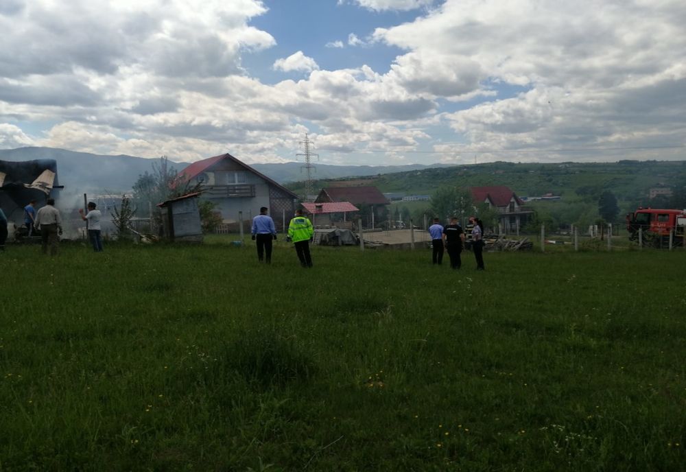 Incendiu în Cisnădie. Au ars o anexă gospodărească, unelte electrice și o căruță