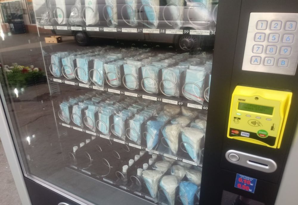 VIDEO | Primul automat din țară cu mănuși, măști și gel dezinfectant, amplasat în Piața Cibin