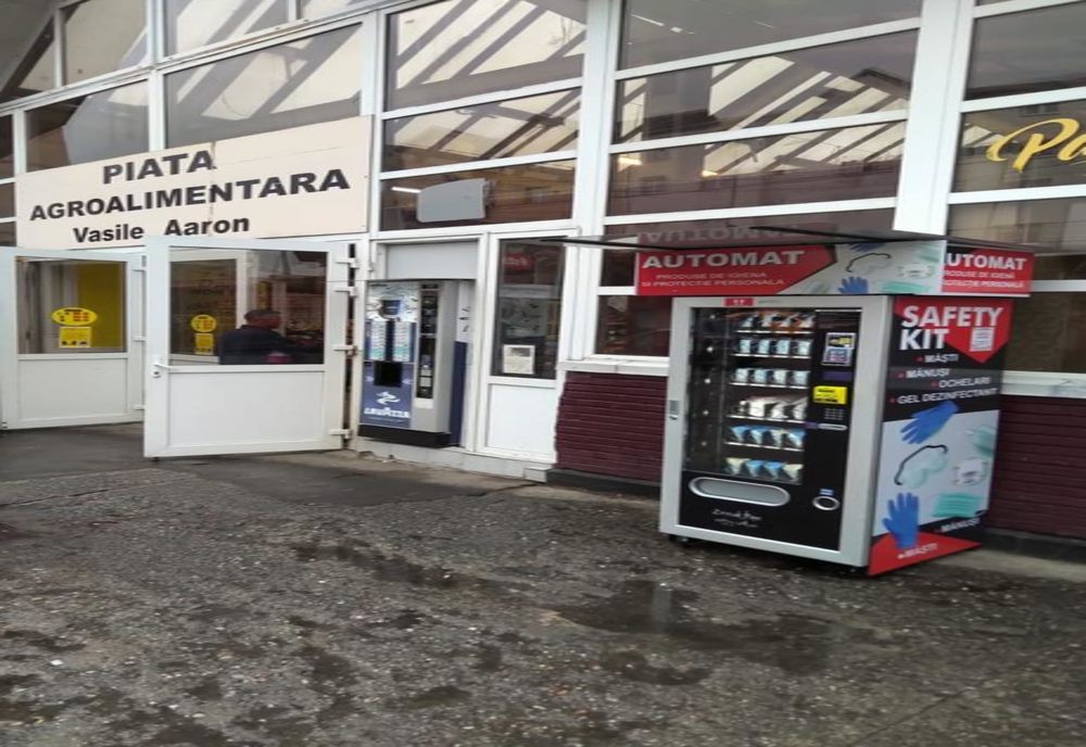 Automat cu măști, mănuși și dezinfectant, și în Piața Vasile Aaron