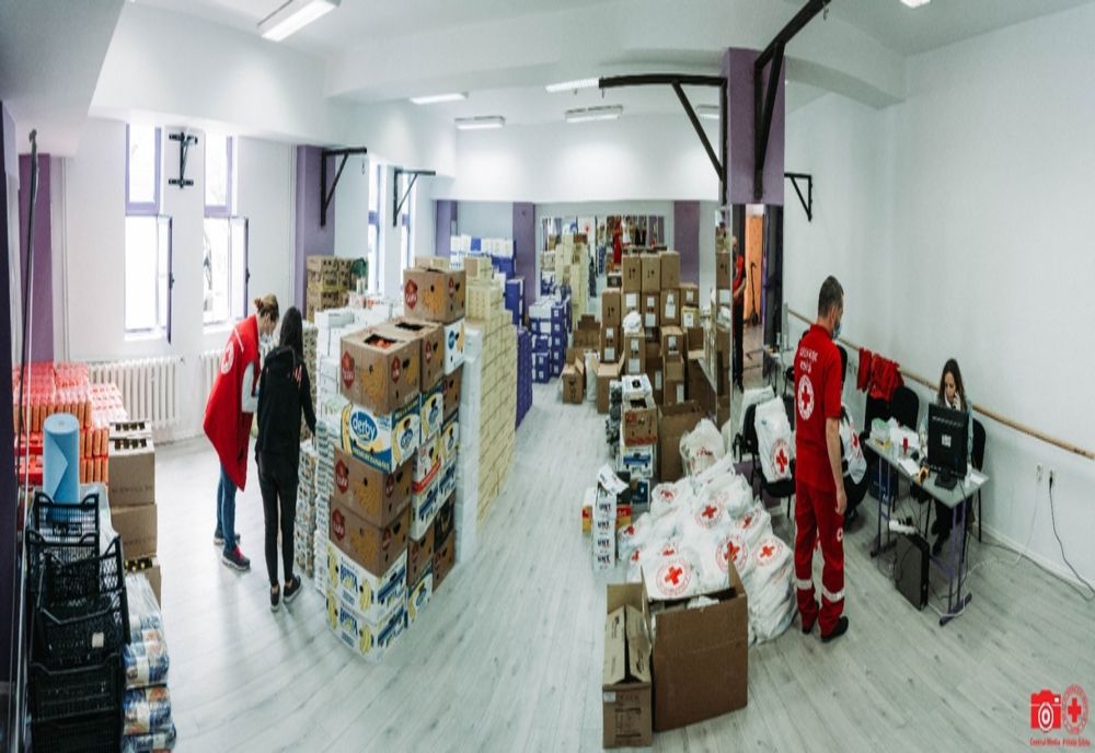 100 de pachete cu alimente au ajuns la familii vulnerabile din județul Sibiu. Copiii de la Spitalul Pediatrie au primit ciocolată, mâncare și produse de igienă de la Crucea Roșie Sibiu