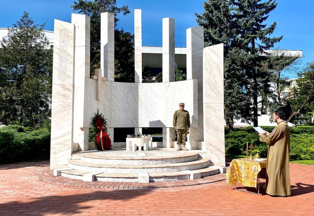 Prefectul Sibiului a depus o coroană, astăzi, la monumentul "Memorial 89"