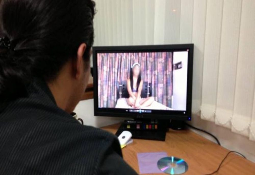 Tânăr de 20 de ani, trimis în judecată după ce ar fi șantajat 18 tinere, majoritatea minore, să îi trimită poze și clipuri în ipostaze sexuale