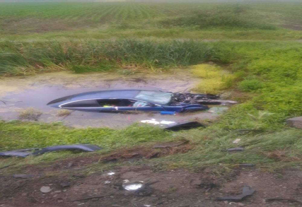 O mașină s-a răsturnat într-o mlaștină, în zona localității Bradu. Șoferul, transportat la spital
