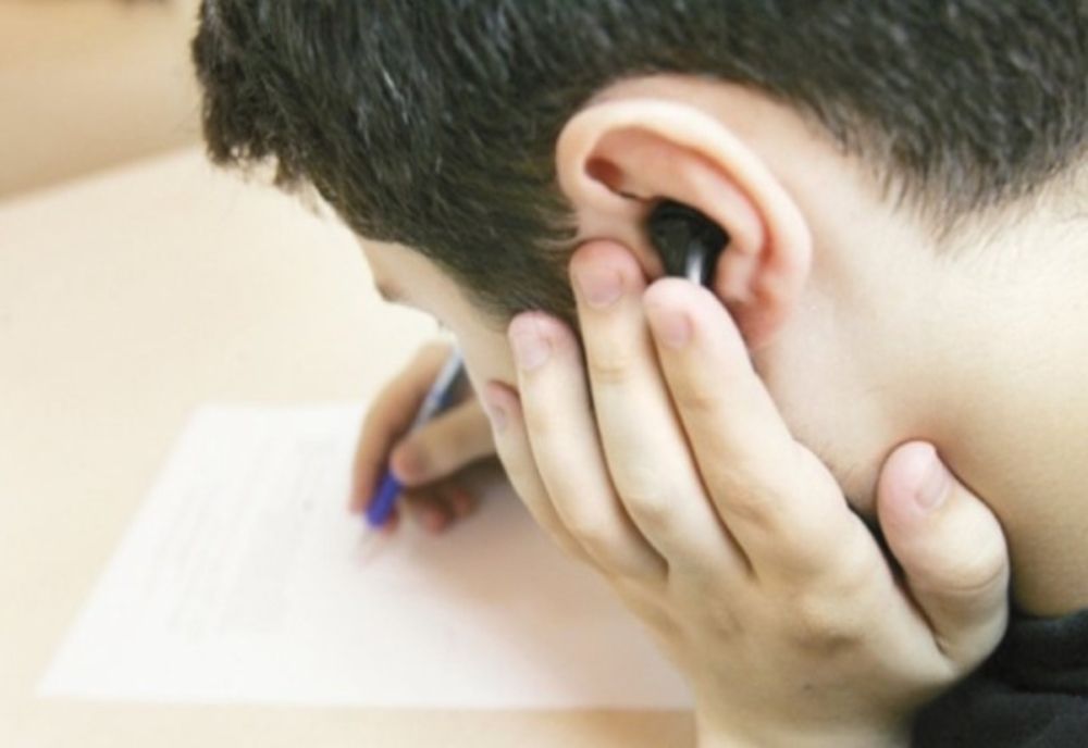 Trei candidați la BAC, eliminați pentru fraudă