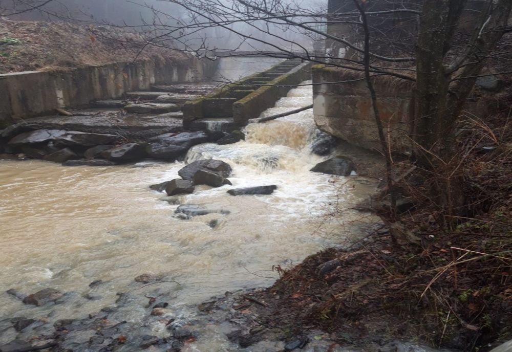 Localnicii din Avrig, Mârșa, Racovița și Bradu au rămas, duminică, fără apă
