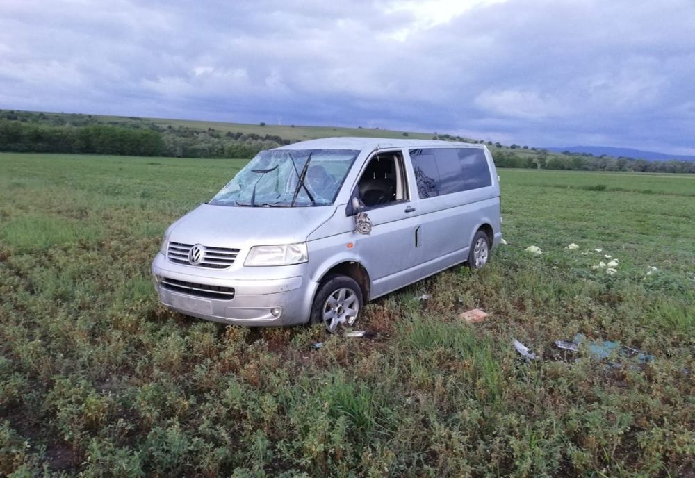 A furat un microbuz și s-a răsturnat cu el, pe DJ 106F