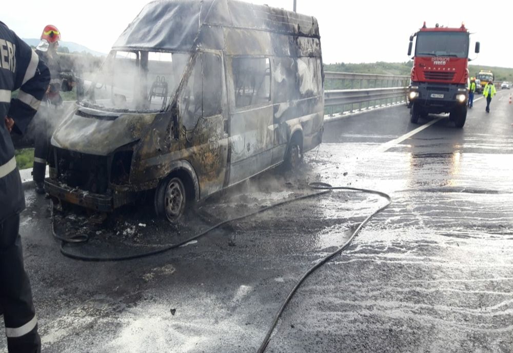 VIDEO Microbuz distrus de flăcări, pe Autostrada Sibiu - Deva