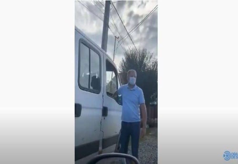 VIDEO Un candidat la o primărie din județul Sibiu a fost filmat în timp ce împărțea pachete cu ajutoare de la Uniunea Europeană