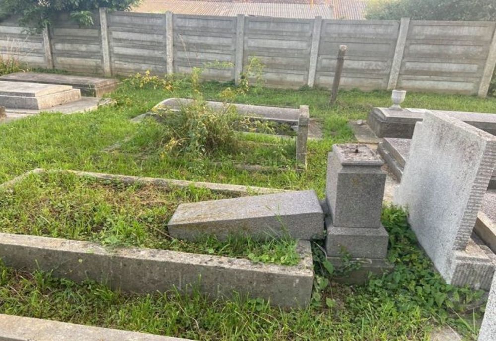 FOTO Cimitir profanat, într-o localitate din județul Sibiu