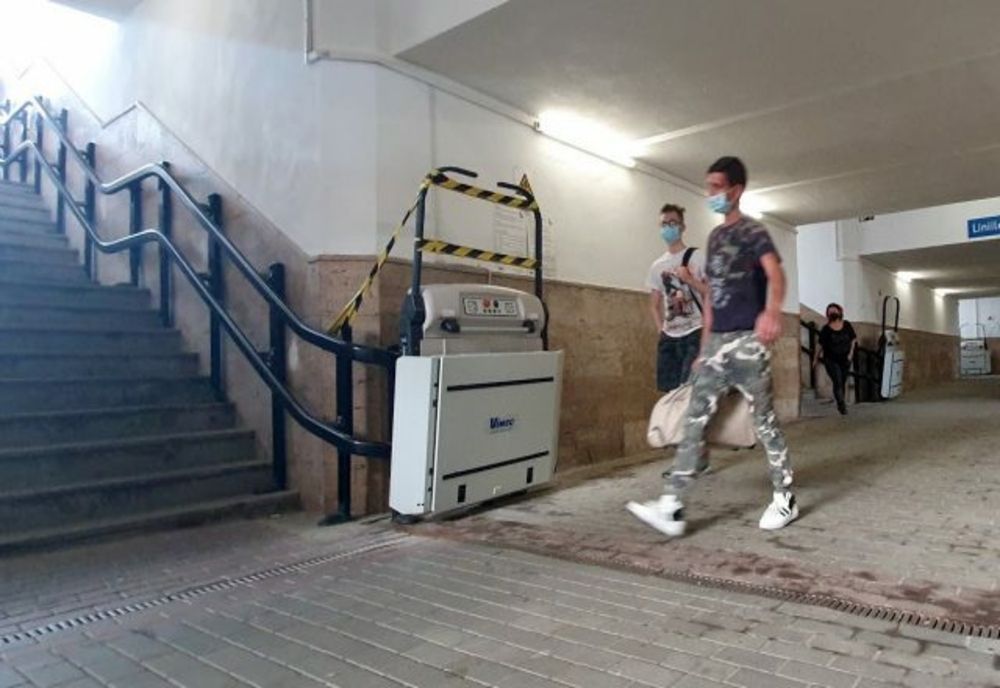 Elevatoare de zeci de mii de euro, pentru persoane cu dizabilități, abandonate și devastate înainte de a fi puse în funcțiune în gara din Sibiu 