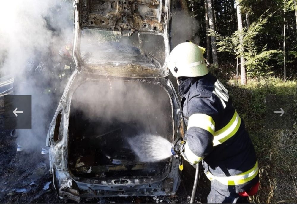 Maşină distrusă de flăcări, la Sibiu