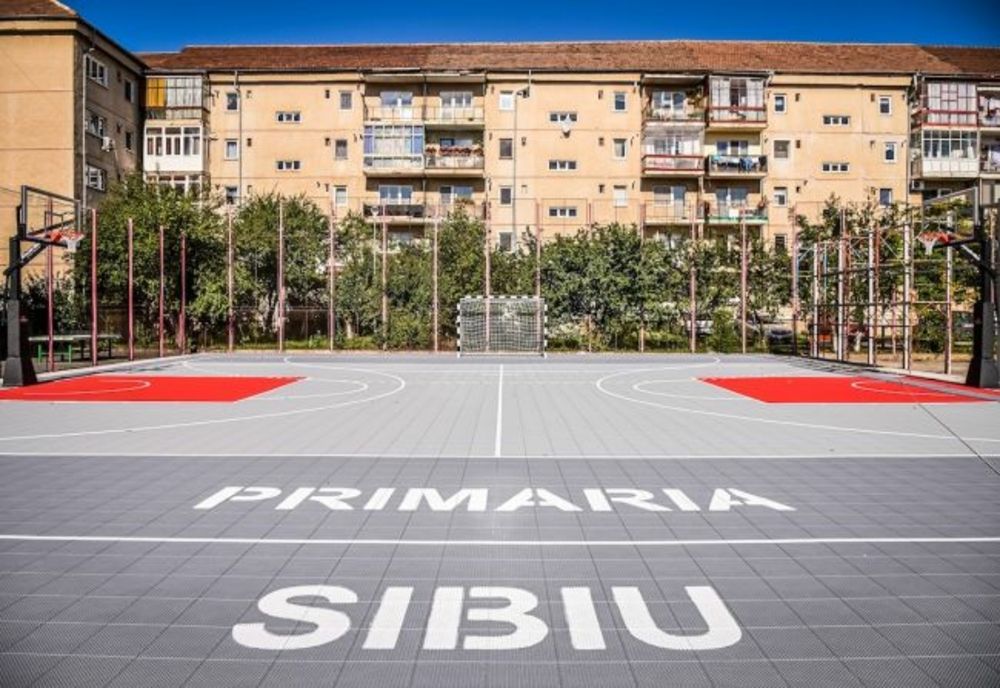 Teren modern pentru handbal şi baschet, la Liceul Onisifor Ghibu
