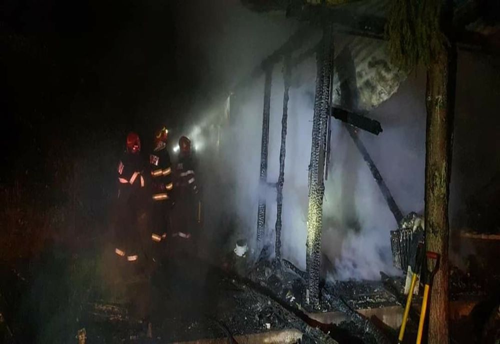 Cabană distrusă de flăcări, azi-noapte, la Sibiu