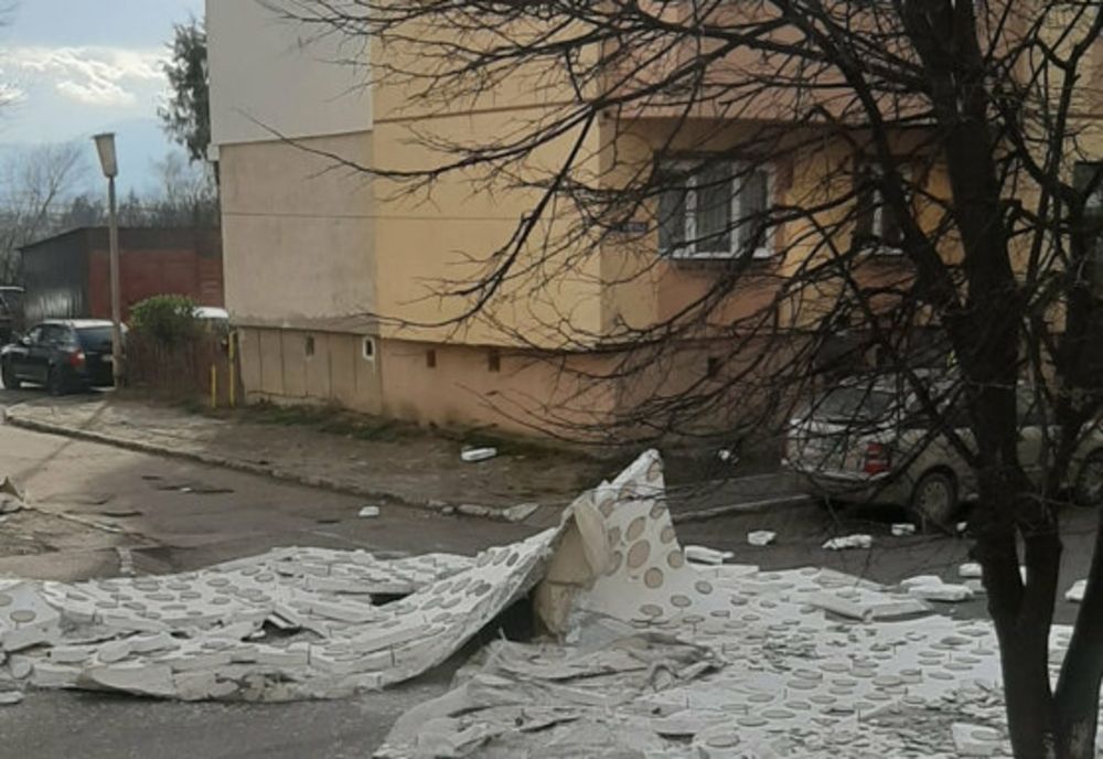 Vântul puternic a smuls termoizolația de pe un bloc din Sibiu