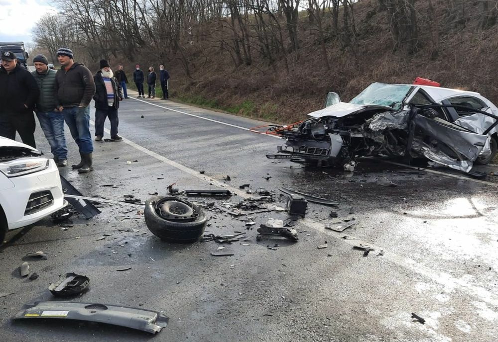 FOTO Accident cu două autoturisme distruse, pe DN1