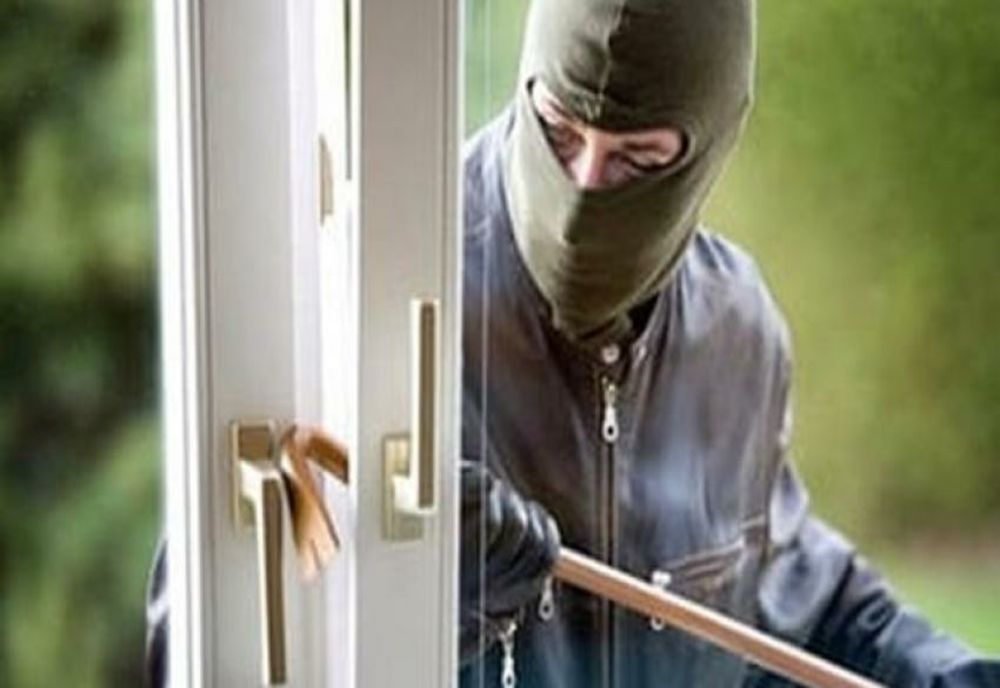 Tânăr cercetat penal şi reţinut pentru furturi din locuinţă