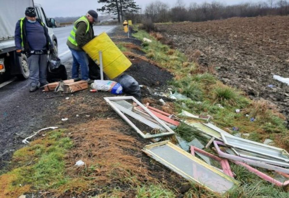 Ce mai aruncă sibienii pe marginea drumului?