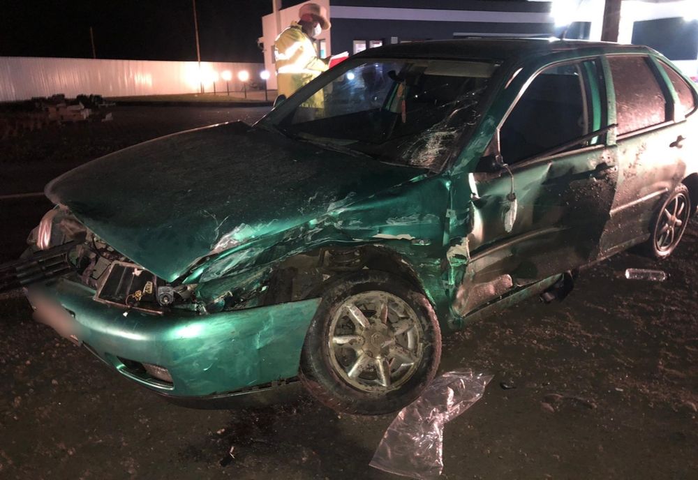 Un șofer băut a intrat cu mașina în stâlp