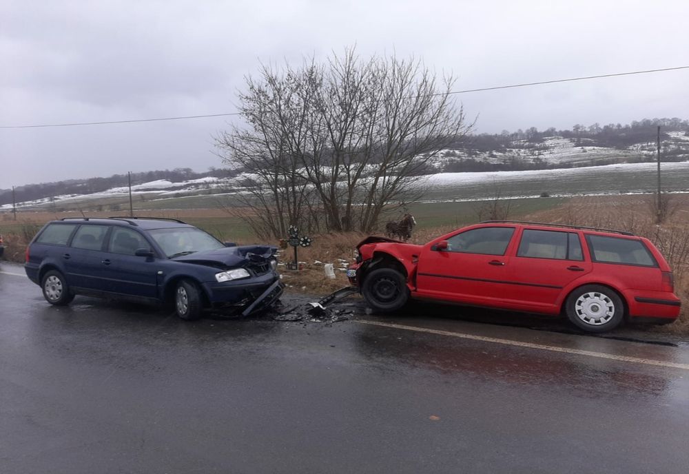 Doi șoferi răniți într-un accident rutier produs pe DN14