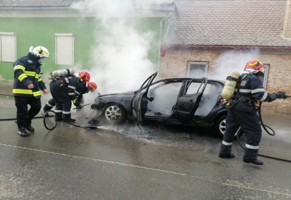 Autoturism distrus de flăcări (VIDEO)