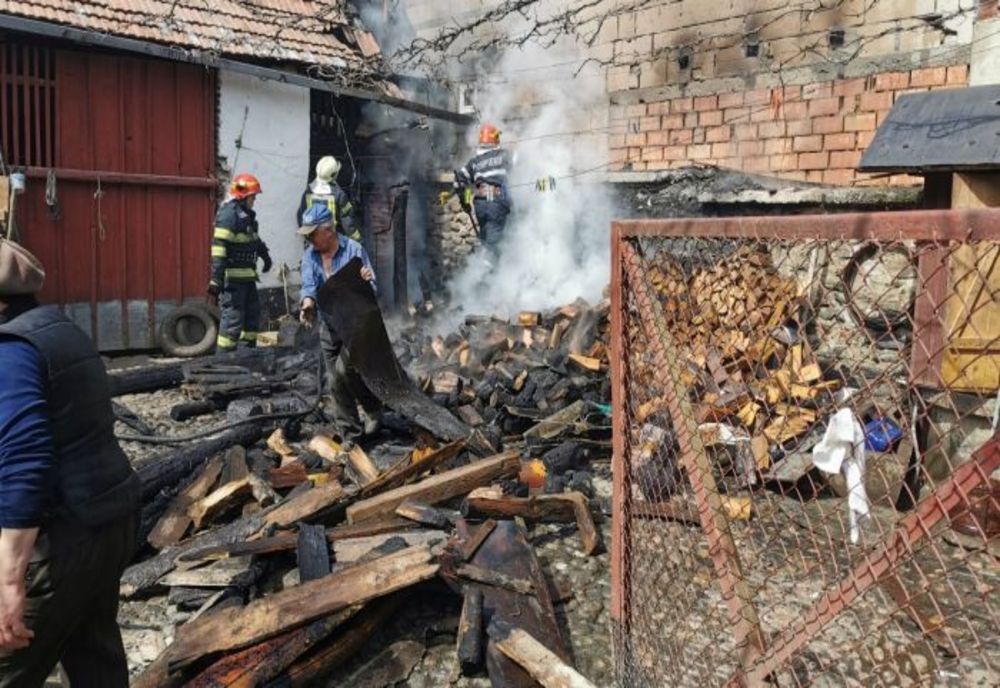 Incendiu la o magazie cu lemne din Boița (FOTO)