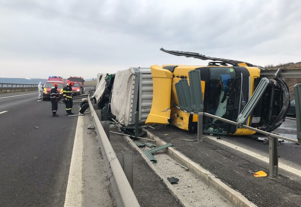 TIR răsturnat pe A1