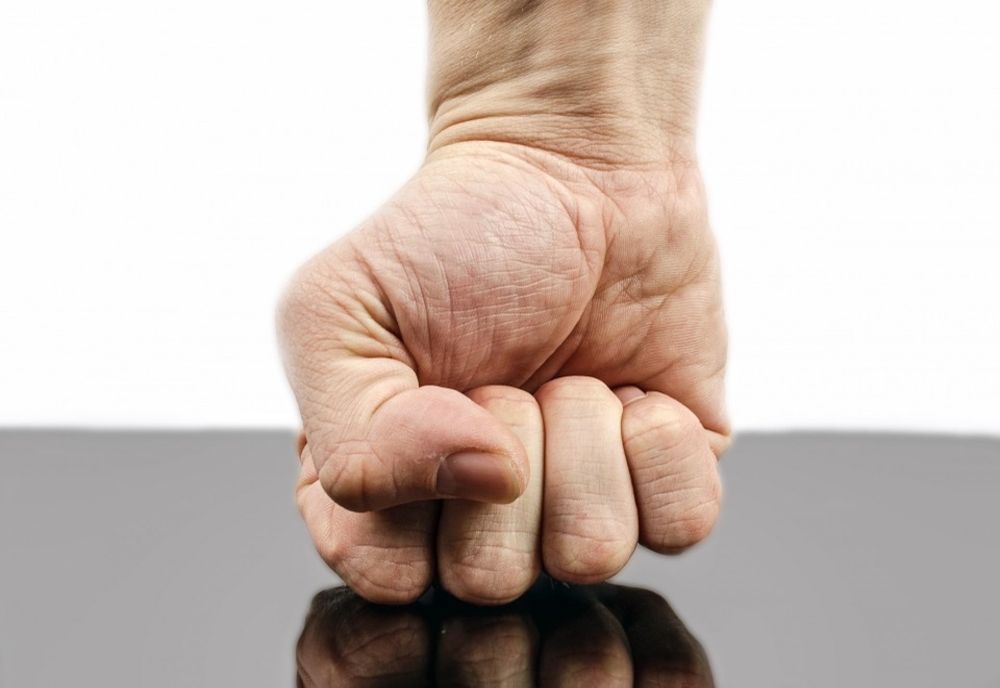  Reținut, cercetat penal pentru fapte de violență și furt