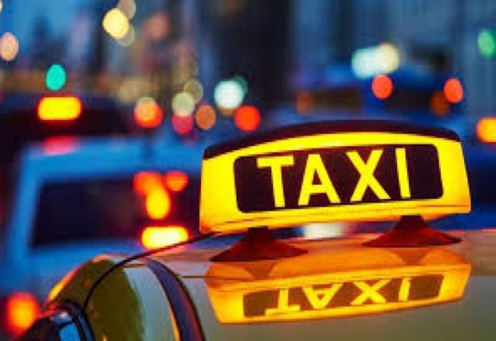 Polițiştii sibieni au găsit o sabie şi un cuțit într-un taxi