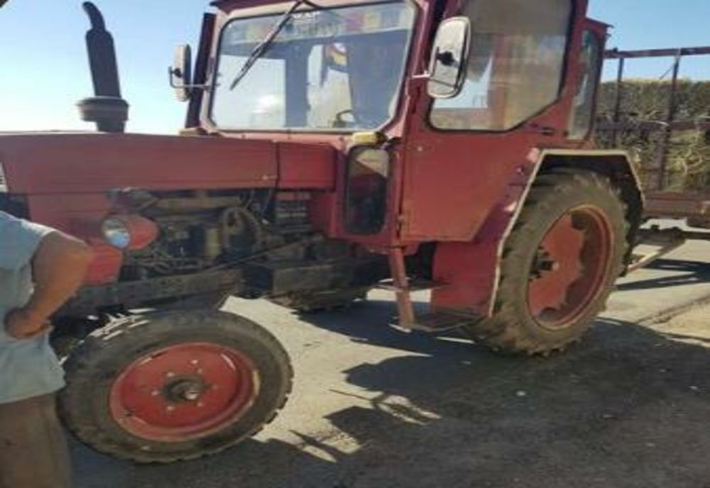 La 15 ani a condus tractorul tatălui pe un drum public și a lovit o mașină!