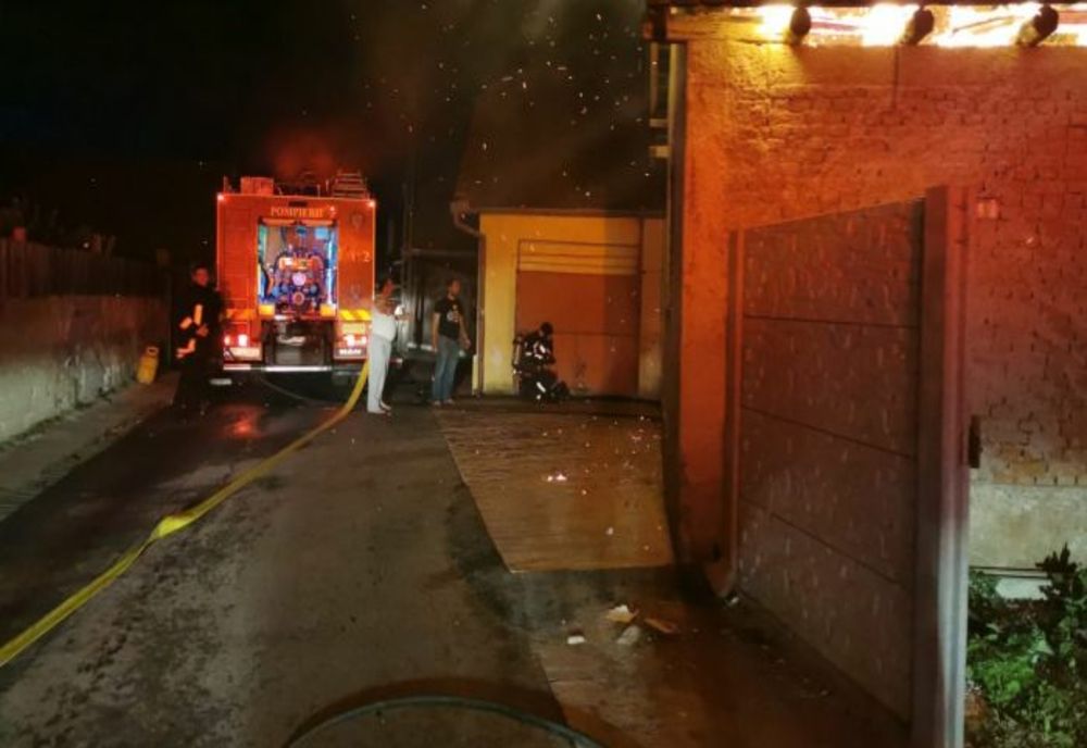 Incendiu acoperiș casă de locuit și anexă în localitatea Cristian (VIDEO)