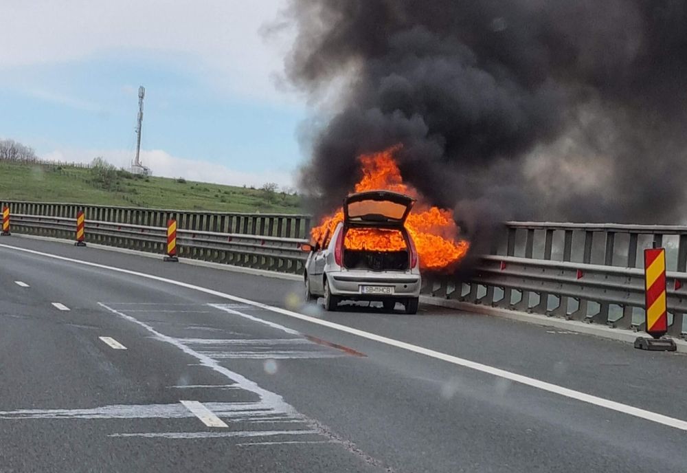 FOTO Autoturism în flăcări, pe A1!