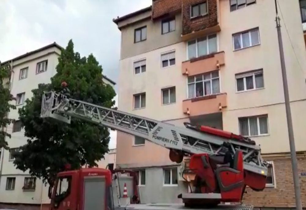 Misiune de salvare a unui porumbel blocat pe acoperișul unui bloc