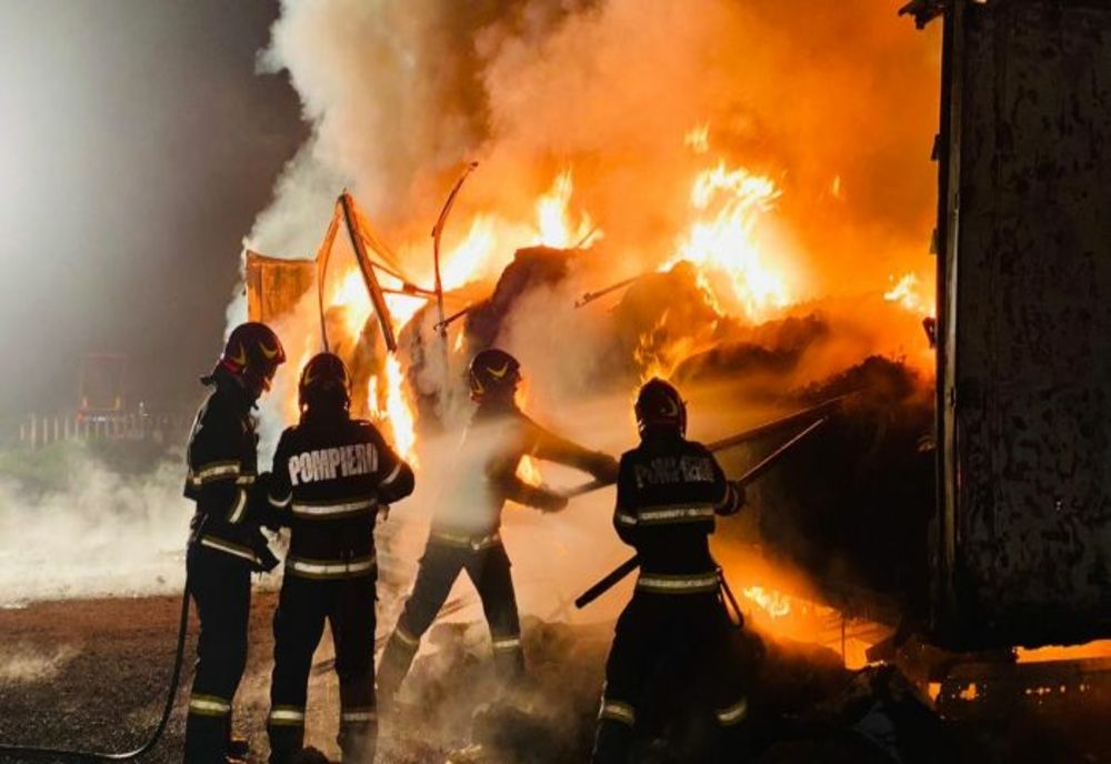 TIR distrus de flăcări