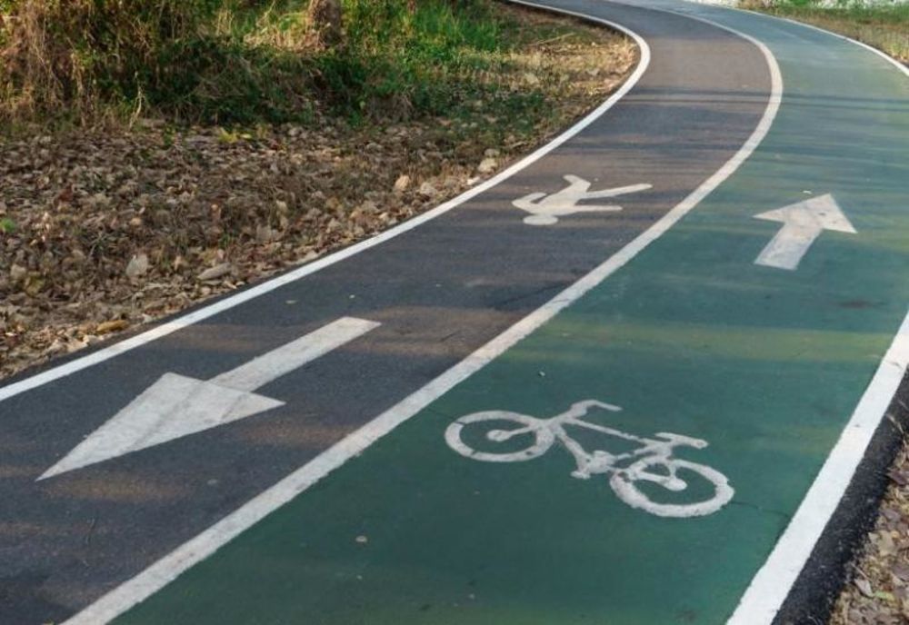 Biciclist lovit de maşină chiar pe pista pentru biciclete