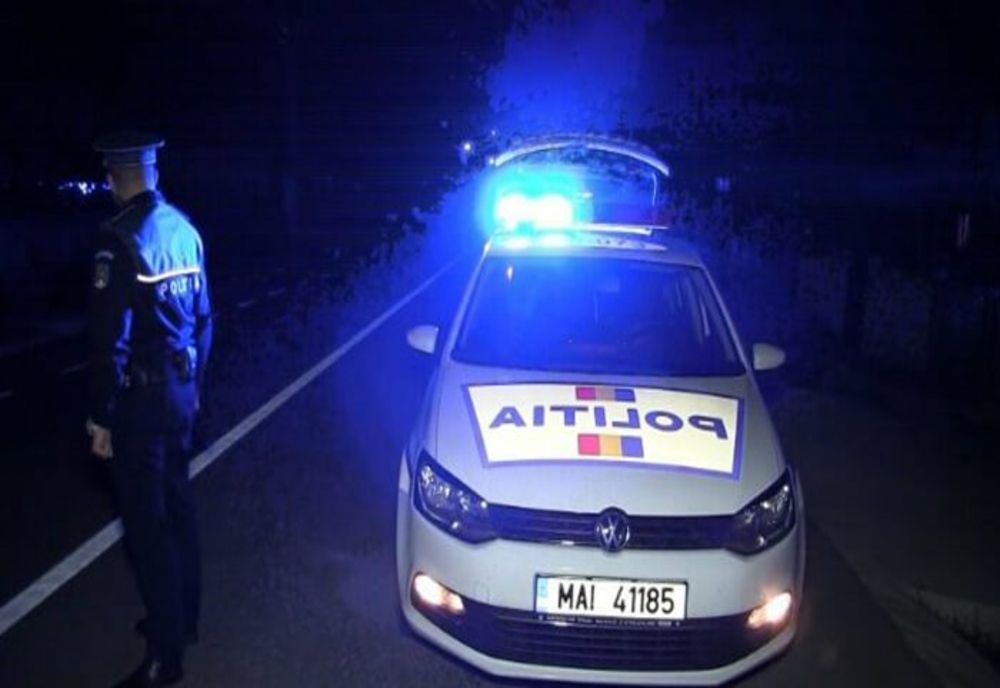 A încercat să fugă de polițişti şi a intrat cu maşina în gard