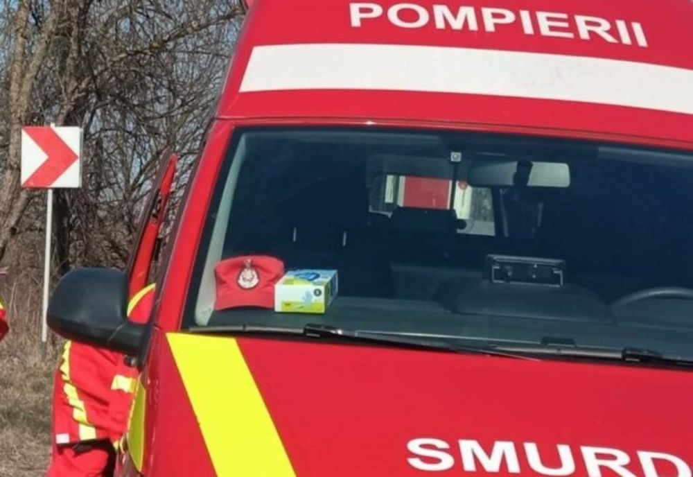 A intrat cu mașina în stâlp și apoi în poarta unei locuințe