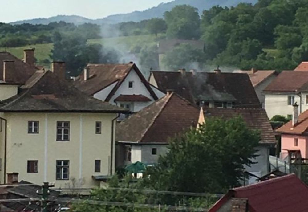 Mansarda unei case din localitatea Cisnădie, în pericol din cauza unui aparat electrocasnic