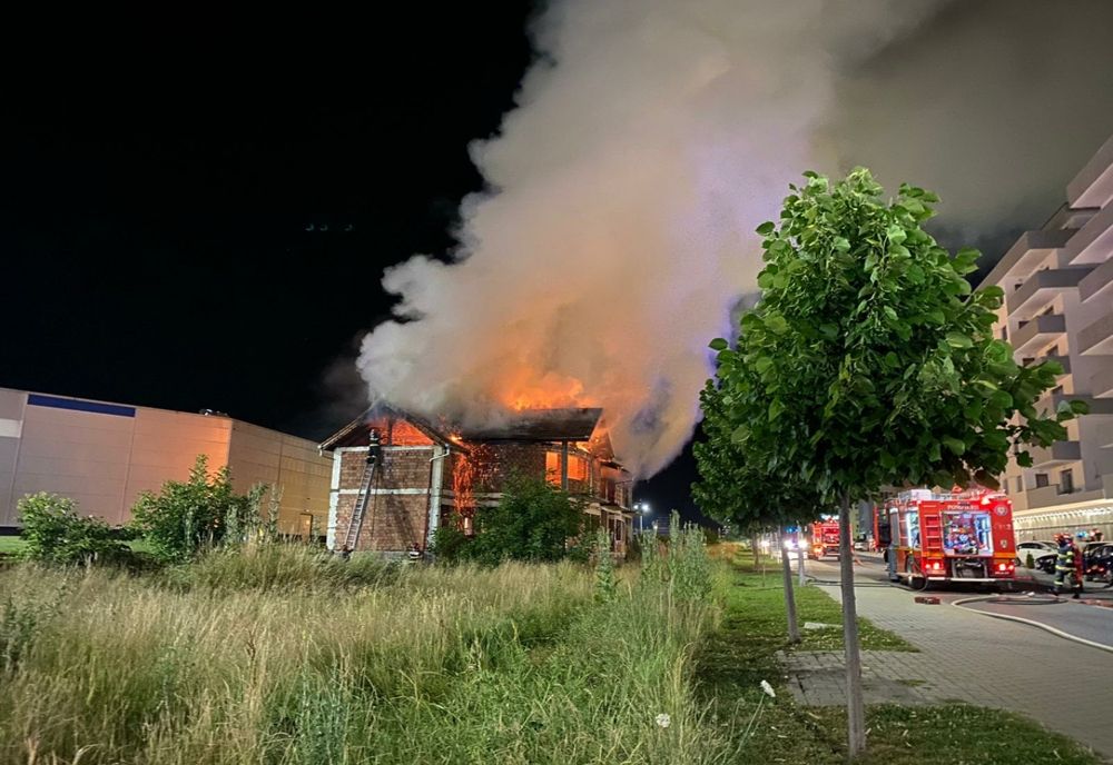 Acoperișul unei case a luat foc la Șelimbăr