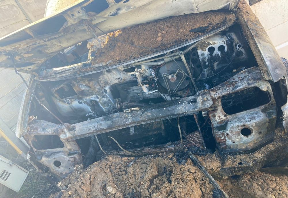 Camionetă distrusă de flăcări