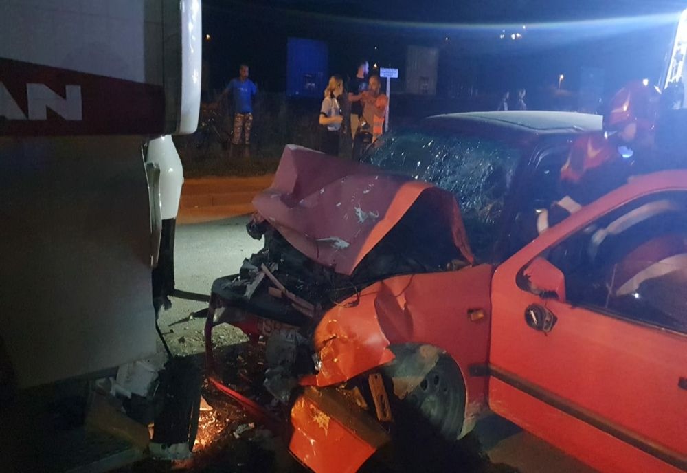 O mașină a luat foc după ce a lovit un cap de pod! Șoferul s-a autoevacuat la timp